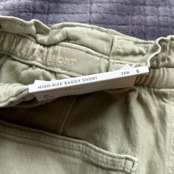 American Eagle stretch-fit cargo shorts in a sage green color - Picture 4 of 7